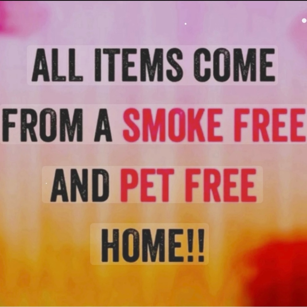 Large Elegant Purple round Ribbed Glass Vase. 6” Tall and 25” all way around. - Picture 8 of 10